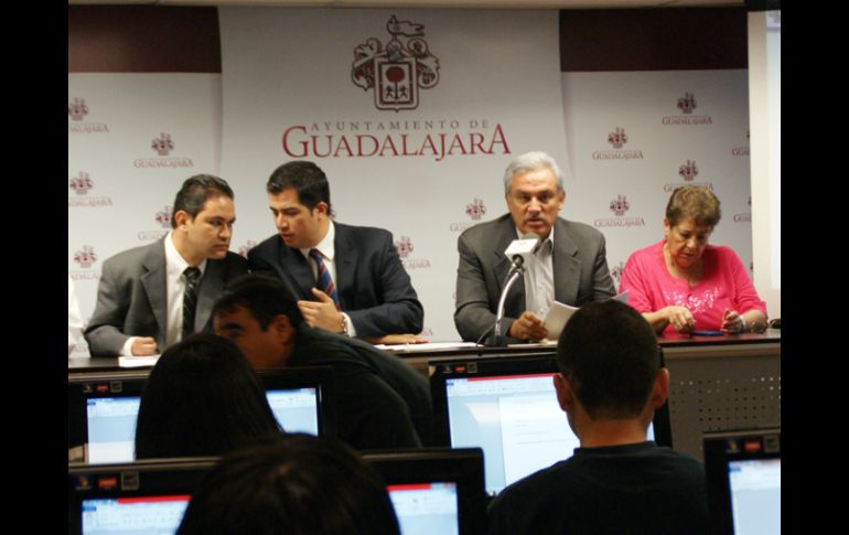 Alberto Cárdenas Jiménez (segundo derecha a izquierda) asegura que el movimiento del Ayuntamiento es ilegal. ARCHIVO /