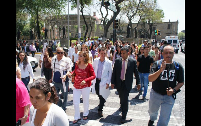 Los servidores públicos de las distintas oficinas salieron rumbo a la Rotonda de los Jalisciense Ilustres.  /