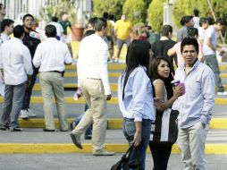 Aún con la apatía de algunos estudiantes se batió el récord de evacuación de 20 a 14 minutos. ARCHIVO /