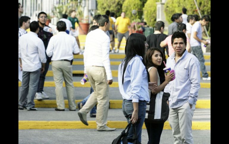 Aún con la apatía de algunos estudiantes se batió el récord de evacuación de 20 a 14 minutos. ARCHIVO /