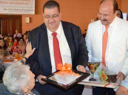 Las educadoras recibieron flores y reconocimientos por su ardua labor en la educación de los niños.  /