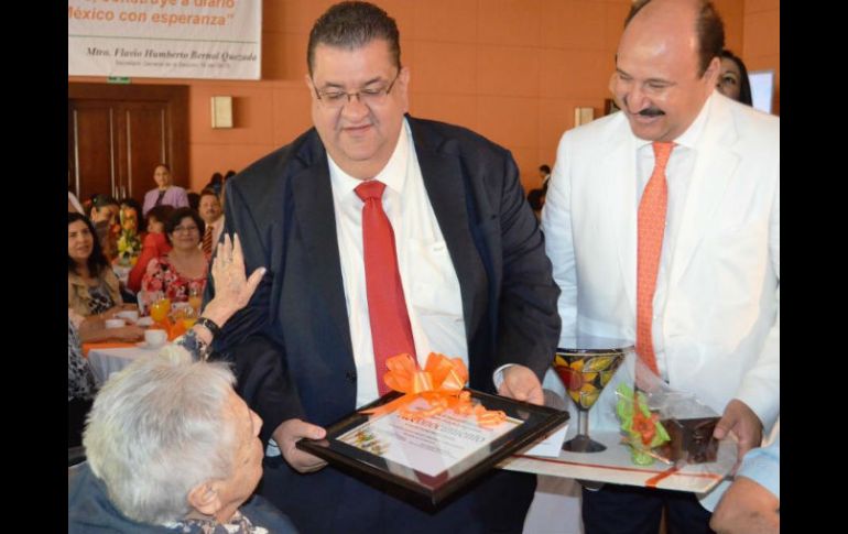 Las educadoras recibieron flores y reconocimientos por su ardua labor en la educación de los niños.  /