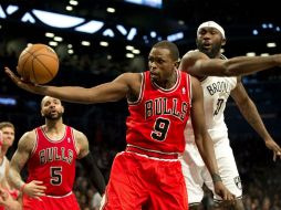 Luol Deng, de Chicago, pelea por un rebote contra los Nets. AFP /