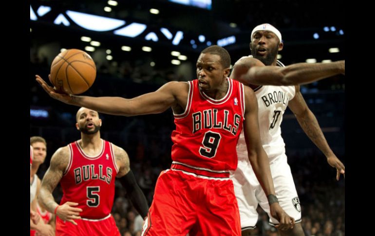 Luol Deng, de Chicago, pelea por un rebote contra los Nets. AFP /