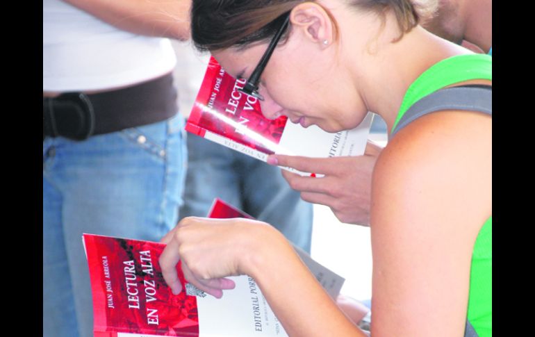 Cada año unas 400 personas de diversas edades se apuntan para leer un fragmento. En la imagen, lectura de 2011.FIL GUADALAJARA  /