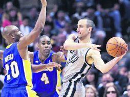 Aporte clave. El argentino Manu Ginóbili (derecha) intenta pasar el balón ante la marca de Jodie Meeks (20) y Antawn Jamison. AP /