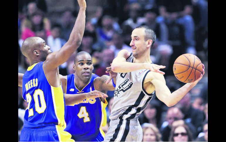 Aporte clave. El argentino Manu Ginóbili (derecha) intenta pasar el balón ante la marca de Jodie Meeks (20) y Antawn Jamison. AP /