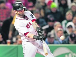 Mike Napoli desaparece la pelota para un cuadrangular con las bases llenas en el quinto episodio. AFP /