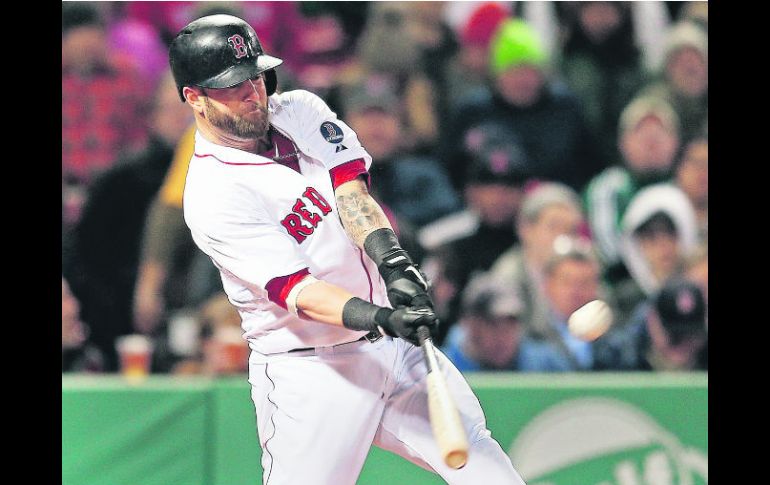 Mike Napoli desaparece la pelota para un cuadrangular con las bases llenas en el quinto episodio. AFP /