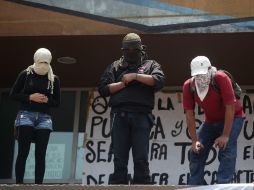 Presuntos estudiantes, con el rostro cubierto, mantienen tomada la rectoría universitaria. NTX /