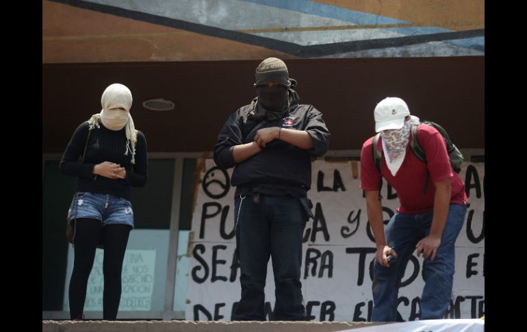 Presuntos estudiantes, con el rostro cubierto, mantienen tomada la rectoría universitaria. NTX /