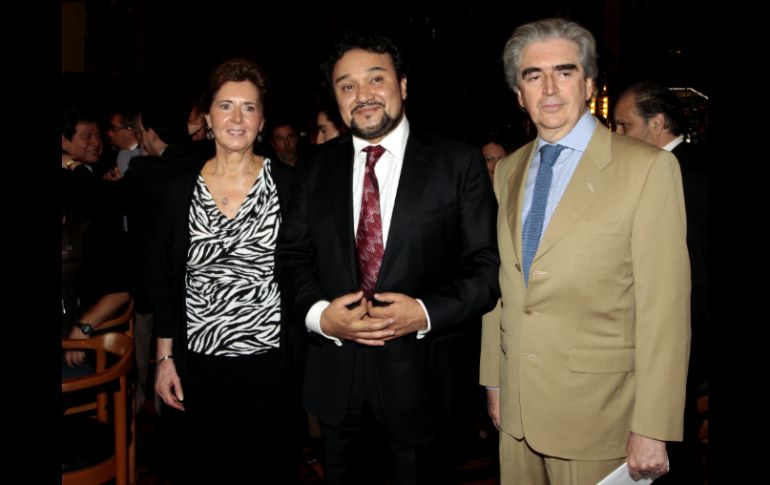 María Cristina García Cepeda, el tenor Ramón Vargas y el presidente del Conaculta, Rafael Tovar y de Teresa. NTX /