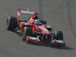 El desperfecto que afectó al equipo Ferrari en el circuito Sakhir se intentó arreglar manualmente en pista. ARCHIVO /