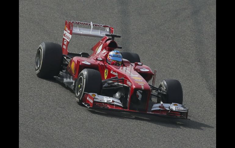 El desperfecto que afectó al equipo Ferrari en el circuito Sakhir se intentó arreglar manualmente en pista. ARCHIVO /