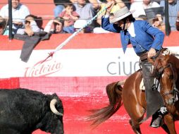 El espectáculo del rejoneador navarro consiste en pechar con dos astados de la ganadería de Cuco Peña. MEXSPORT /