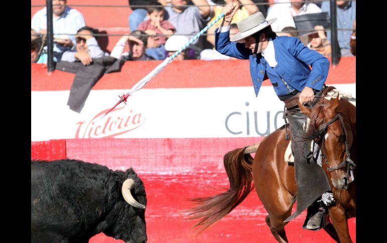 El espectáculo del rejoneador navarro consiste en pechar con dos astados de la ganadería de Cuco Peña. MEXSPORT /