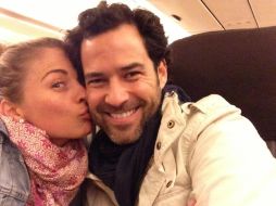 La actriz Ludwika Paleta sube a las redes sociales una fotografía, antes de iniciar su vuelo a Singapur al lado de su esposo. ESPECIAL /