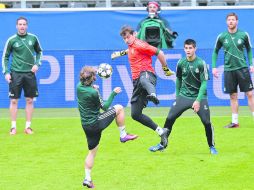 Íker Casillas entrena con toda intensidad previo al duelo en Alemania, donde permanecerá apoyando a sus compañeros desde la banca. AP /