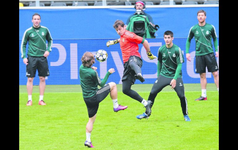 Íker Casillas entrena con toda intensidad previo al duelo en Alemania, donde permanecerá apoyando a sus compañeros desde la banca. AP /