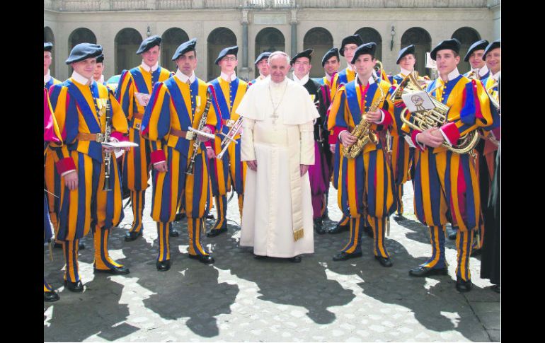 La Guardia Suiza  ofreció un concierto al Papa por el día de su santo. AFP /