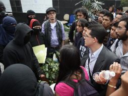 Las clases se mantienen de manera normal y algunos alumnos se han acercado a los quejosos para pedirles la liberación de la rectoría. NTX /