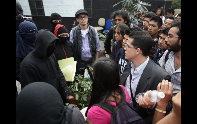 Las clases se mantienen de manera normal y algunos alumnos se han acercado a los quejosos para pedirles la liberación de la rectoría. NTX /