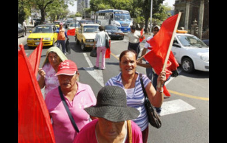 Se manifiestan frente al edificio de la Secretaría de Comunicaciones y Transportes desde las 12:00 horas. ARCHIVO /