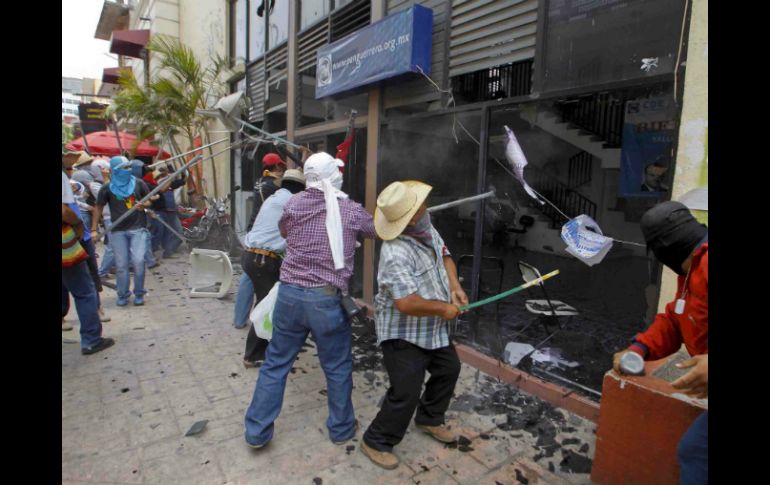 Los maestros de Guerrero se manifiestan en contra de la Ley Estatal de Educación aprobada por el Congreso. SUN /