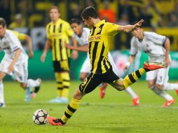 Robert Lewandowski dispra una penal en el partido ante el Real Madrid para anotar su cuarto gol en el juego. AP /