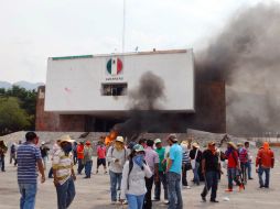 Maestros disidentes incendian las instalaciones de la sede del PRI en Guerrero. NTX /