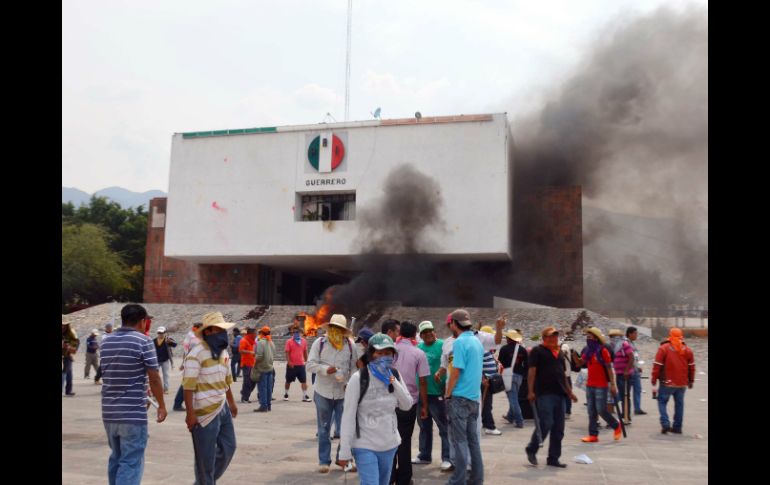 Maestros disidentes incendian las instalaciones de la sede del PRI en Guerrero. NTX /