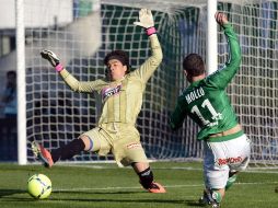 El arquero mexicano (izq) no pudo evitar la derrota de su equipo en Francia. AFP /