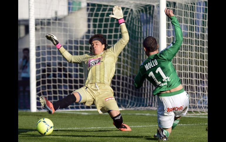 El arquero mexicano (izq) no pudo evitar la derrota de su equipo en Francia. AFP /