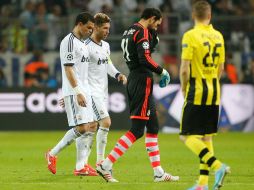 Pepe, Ramos y López salen del terreno de juego luego de ser goleados en Dortmund. AP /