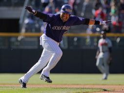 Yorvit Torrealba festeja el triunfo de los Rockies. AFP /