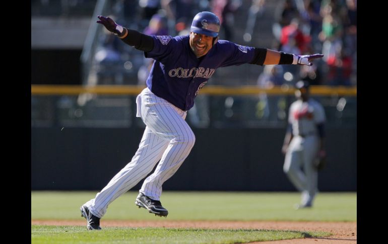 Yorvit Torrealba festeja el triunfo de los Rockies. AFP /