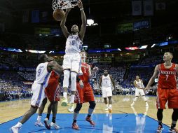 Durant clava el balón para dar dos puntos al Thunder. AP /