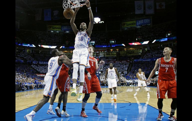 Durant clava el balón para dar dos puntos al Thunder. AP /