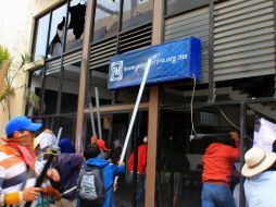 Maestros disidentes irrumpen en el edificio sede del PAN en Guerrero. AFP /