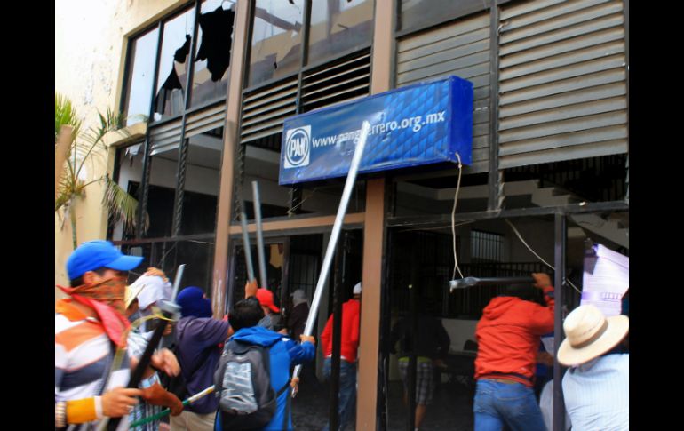 Maestros disidentes irrumpen en el edificio sede del PAN en Guerrero. AFP /