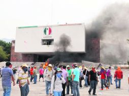 Ante la negativa de los legisladores de Guerrero ante la exigencias de la CETEG, maestros encapuchados atacaron sedes de partidos. AP /