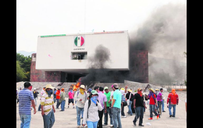 Ante la negativa de los legisladores de Guerrero ante la exigencias de la CETEG, maestros encapuchados atacaron sedes de partidos. AP /