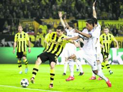 El delantero polaco del Borussia Dortmund, Robert Lewandowski, al momento de marcar su segundo gol ante el Real Madrid. EFE /