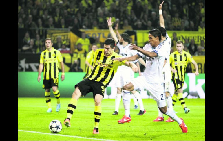 El delantero polaco del Borussia Dortmund, Robert Lewandowski, al momento de marcar su segundo gol ante el Real Madrid. EFE /