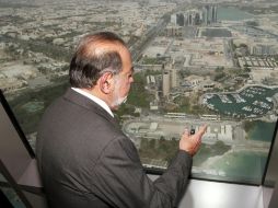 El mexicano Carlos Slim Helú se asoma a un mirador, con la ciudad e Abu Dabi de fondo. EFE /