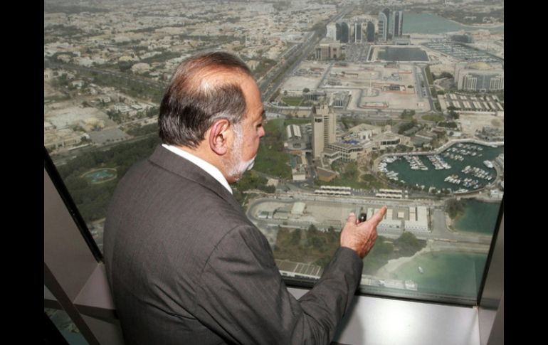 El mexicano Carlos Slim Helú se asoma a un mirador, con la ciudad e Abu Dabi de fondo. EFE /