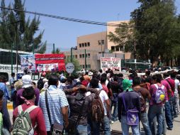 Normalistas y maestros cuelgan pancartas de protesta en la Procuraduría Estatal de Justicia. NTX /