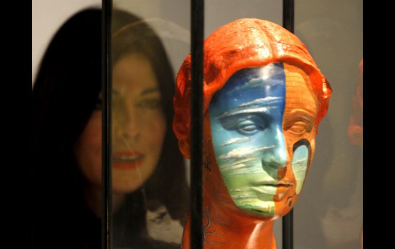 Mujer observa la obra de Salvador Dalí ''Retrato de Joella''. EFE /