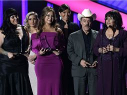 La familia de la ex cantante de banda, Jenni Rivera, recibe los seis premios otorgados a la intérprete. AP /