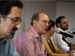 José M. Muria (2i), del Colegio de Jalisco, participa en la mesa de debate.  /